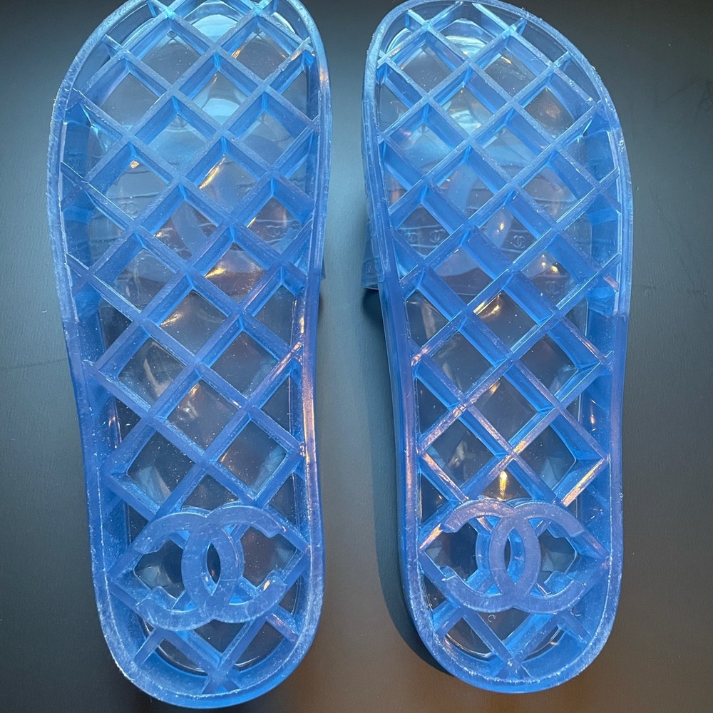 CHANEL Interlocking CC Logo Rubber Slides (39) - Picture 11 of 11